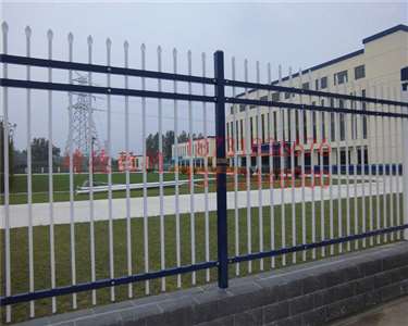 鍍鋅噴塑鐵柵欄 組裝式圍墻圍欄結(jié)實(shí)耐用,美觀大方