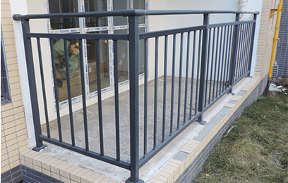 鋅鋼陽(yáng)臺(tái)護(hù)欄出現(xiàn)松動(dòng)怎么辦,如何處理?