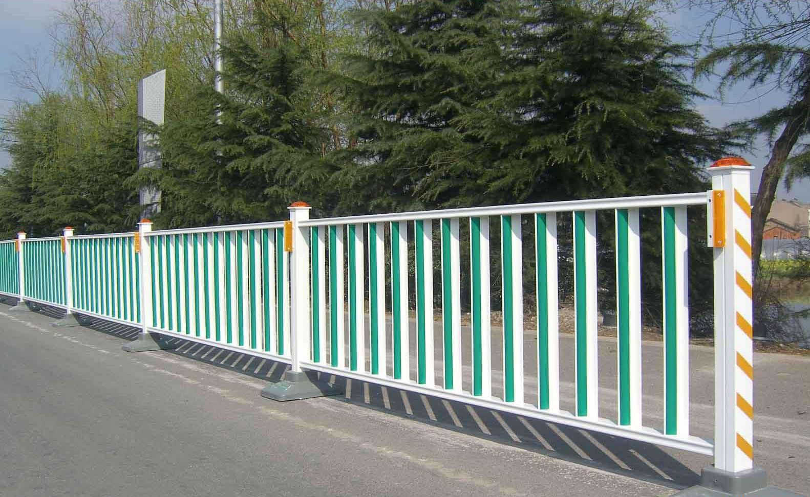 城市道路的綠色屏障 綠化帶護(hù)欄的多重功能與設(shè)計(jì)考量